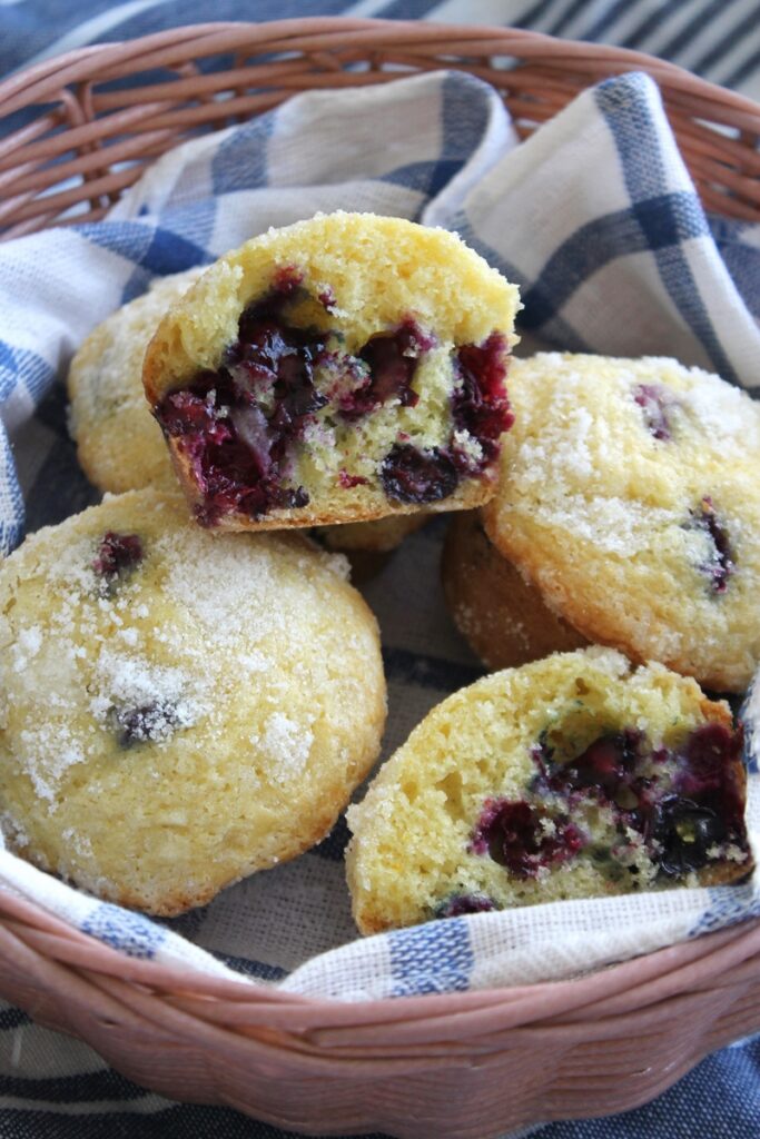Muffins aux myrtilles. 2 Blueberry Muffins with Lemon Sugar2