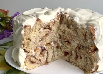 Gâteau roulé à la cannelle et aux fraises
