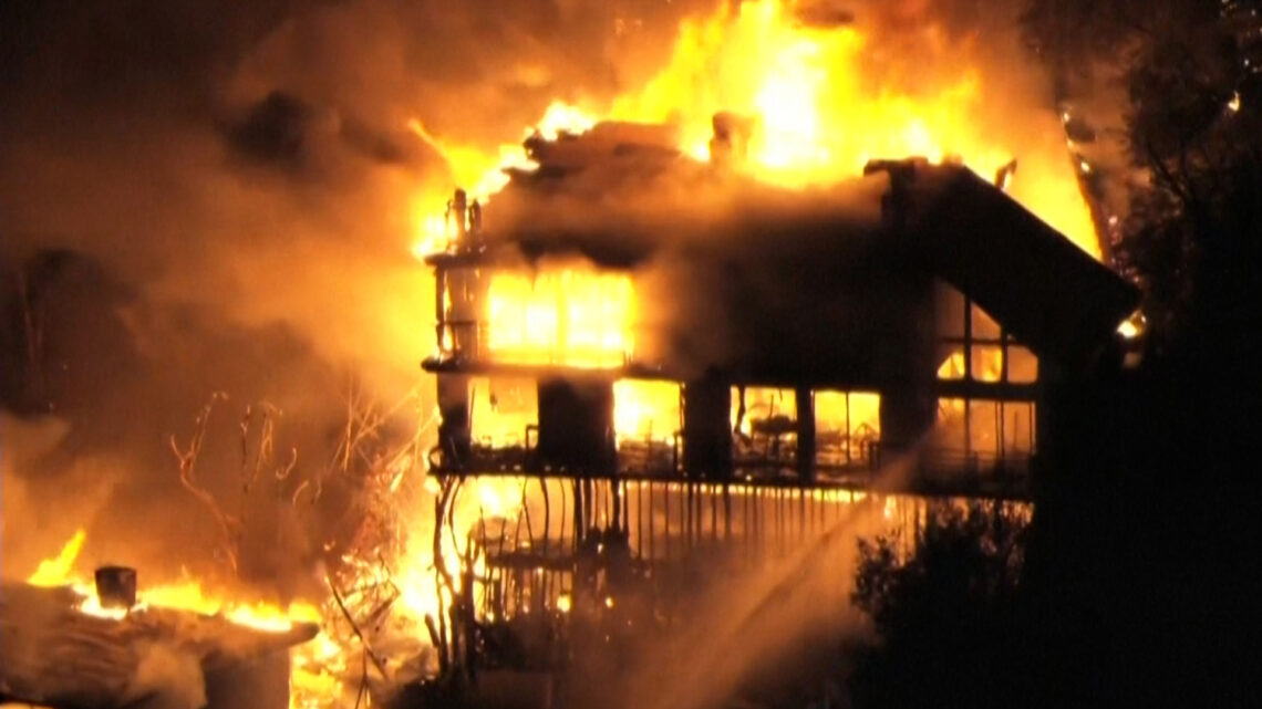 Une maison en feu s’effondre dans des incendies de forêt en Californie 6 forêt