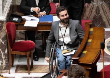 Le vote « assis et levé » supprimé à l’Assemblée, considéré comme discriminatoire.