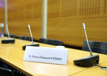 À l’Assemblée, le milliardaire Pierre-Edouard Stérin évite une fois de plus les questions des députés.
