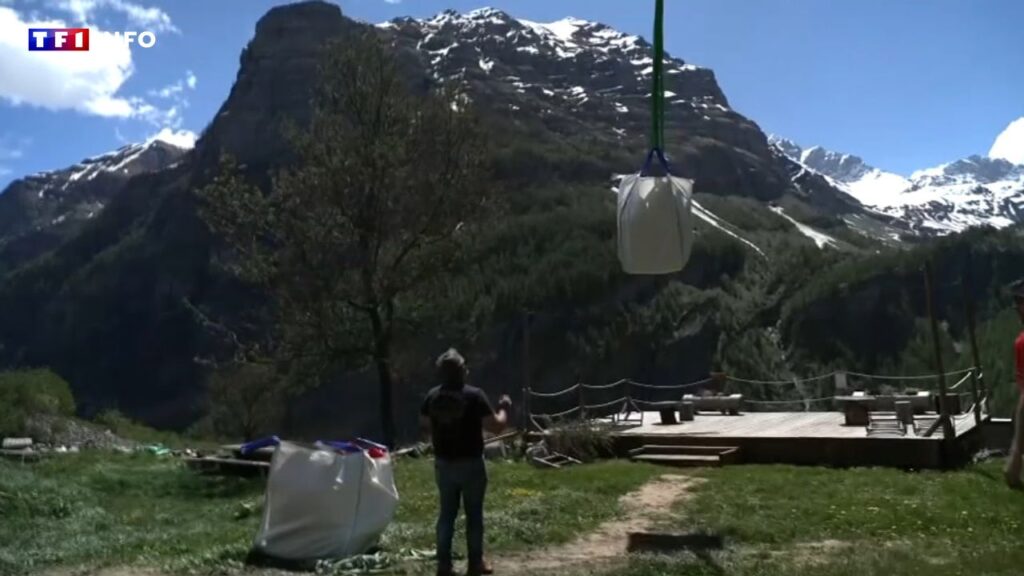 livraison par helicoptere dans le hameau isole de dormillouse e825c4 1@1x