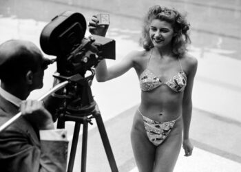 Le 5 juillet, le plus petit maillot de bain du monde fait son apparition dans une piscine parisienne.