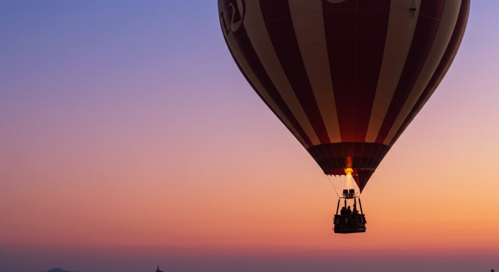 Top 10 des Grandes Étapes de l'Histoire de l'Aéronautique 5 Montgolfière s'élevant majestueusement dans le ciel au lever du soleil