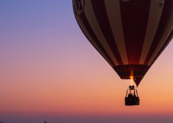 Montgolfière s'élevant majestueusement dans le ciel au lever du soleil
