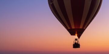 Top 10 des Grandes Étapes de l'Histoire de l'Aéronautique 11 Montgolfière s'élevant majestueusement dans le ciel au lever du soleil